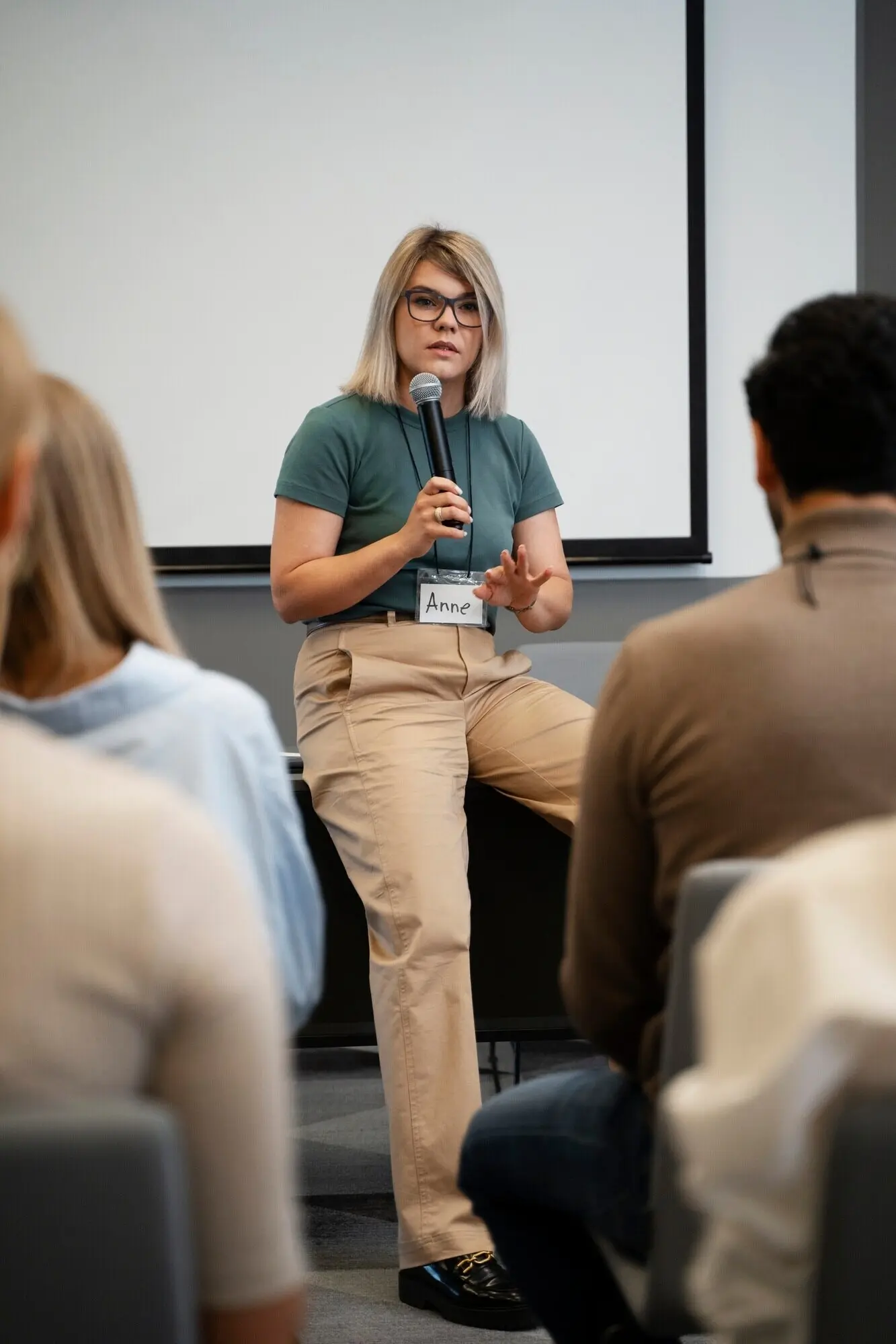 Selbstbewusste Geschäftsfrau, die in der Stadt arbeitet